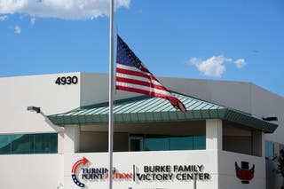 Meia-trabalhadora da sede nacional de Turning Point USA após a morte do CEO de 31 anos de Charlie Kark durante o evento do Utah College na quarta-feira, setembro de 2025, na American Flag Phoenix
